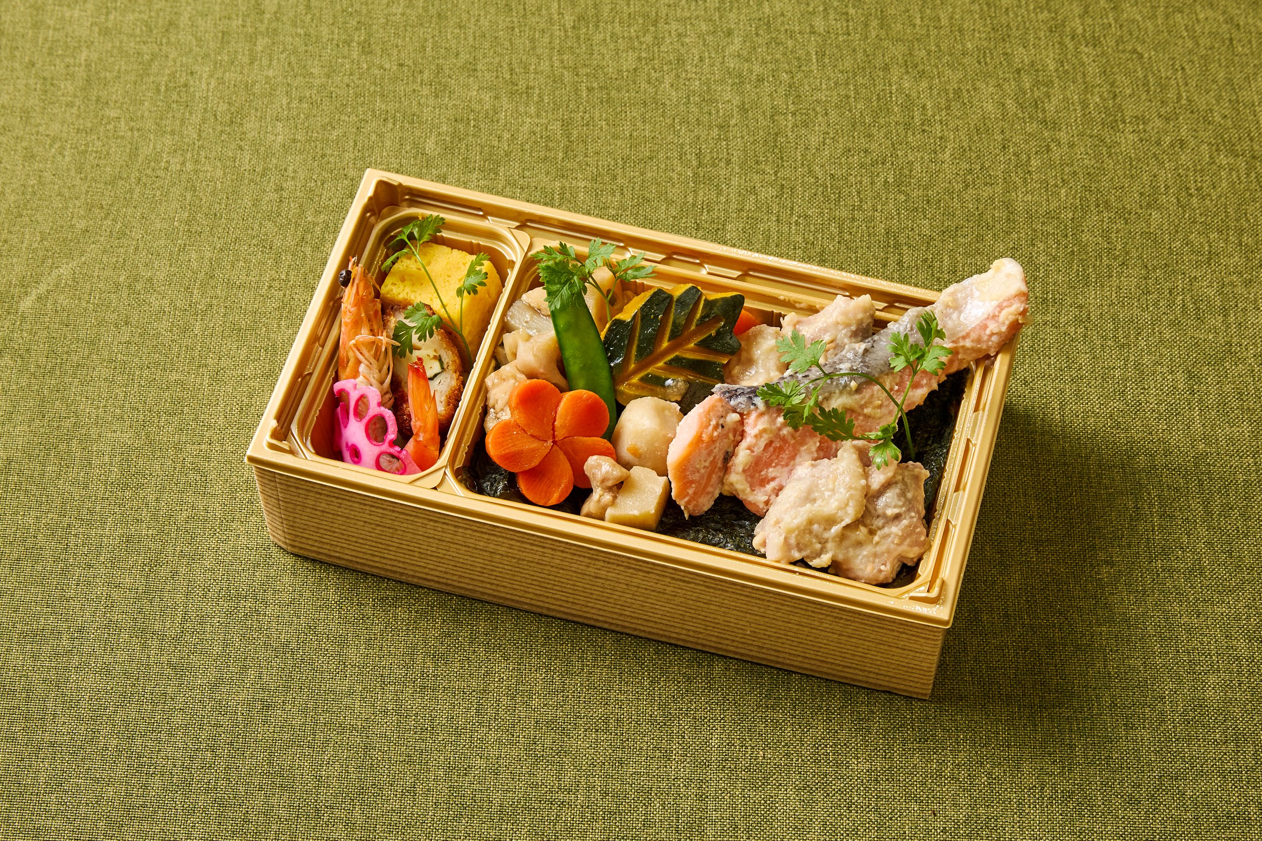 鮭の西京焼きと若鶏の京風仕立ての海苔弁当
