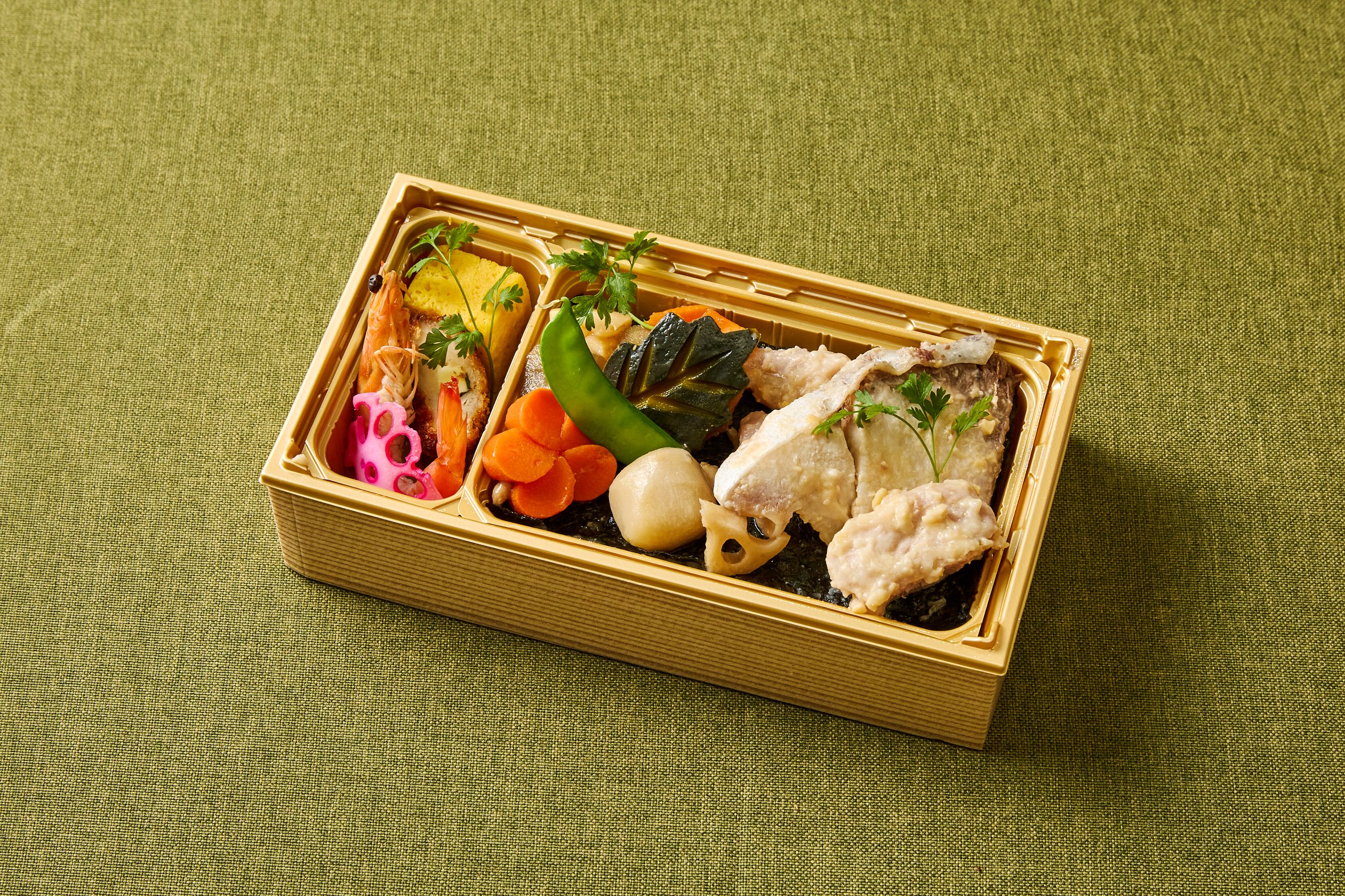 鰤の西京焼きと若鶏の京風仕立ての海苔弁当